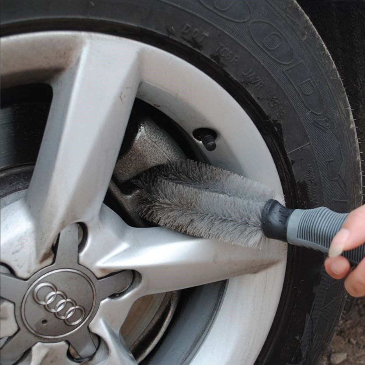 Gri Oto Jant Temizleme Fırçası – Ergonomik Saplı, Lastik ve Jant Detay Temizliği İçin Güçlü Kıllı Fırça — küçük görsel 3