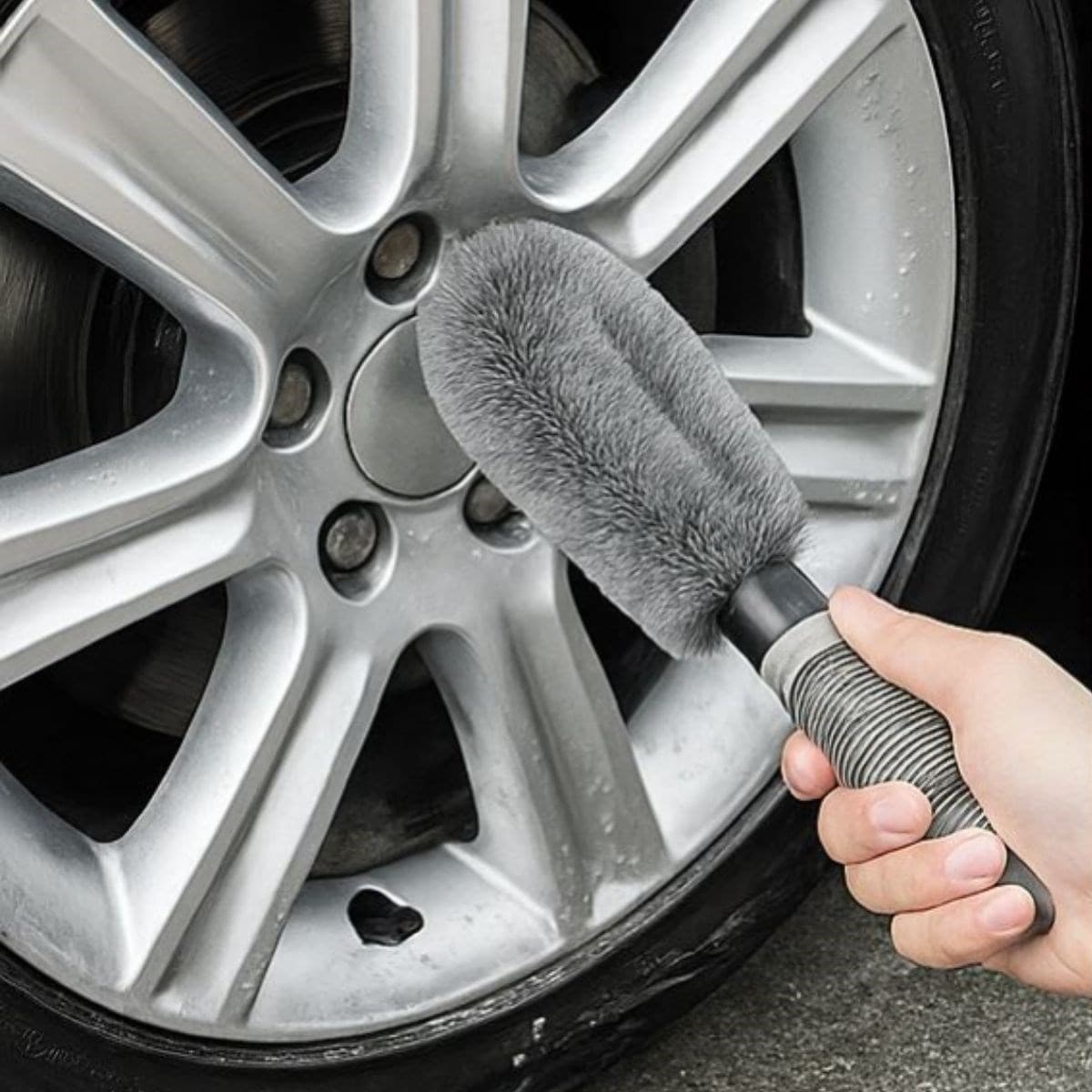 Gri Oto Jant Temizleme Fırçası – Ergonomik Saplı, Lastik ve Jant Detay Temizliği İçin Güçlü Kıllı Fırça — küçük görsel 1