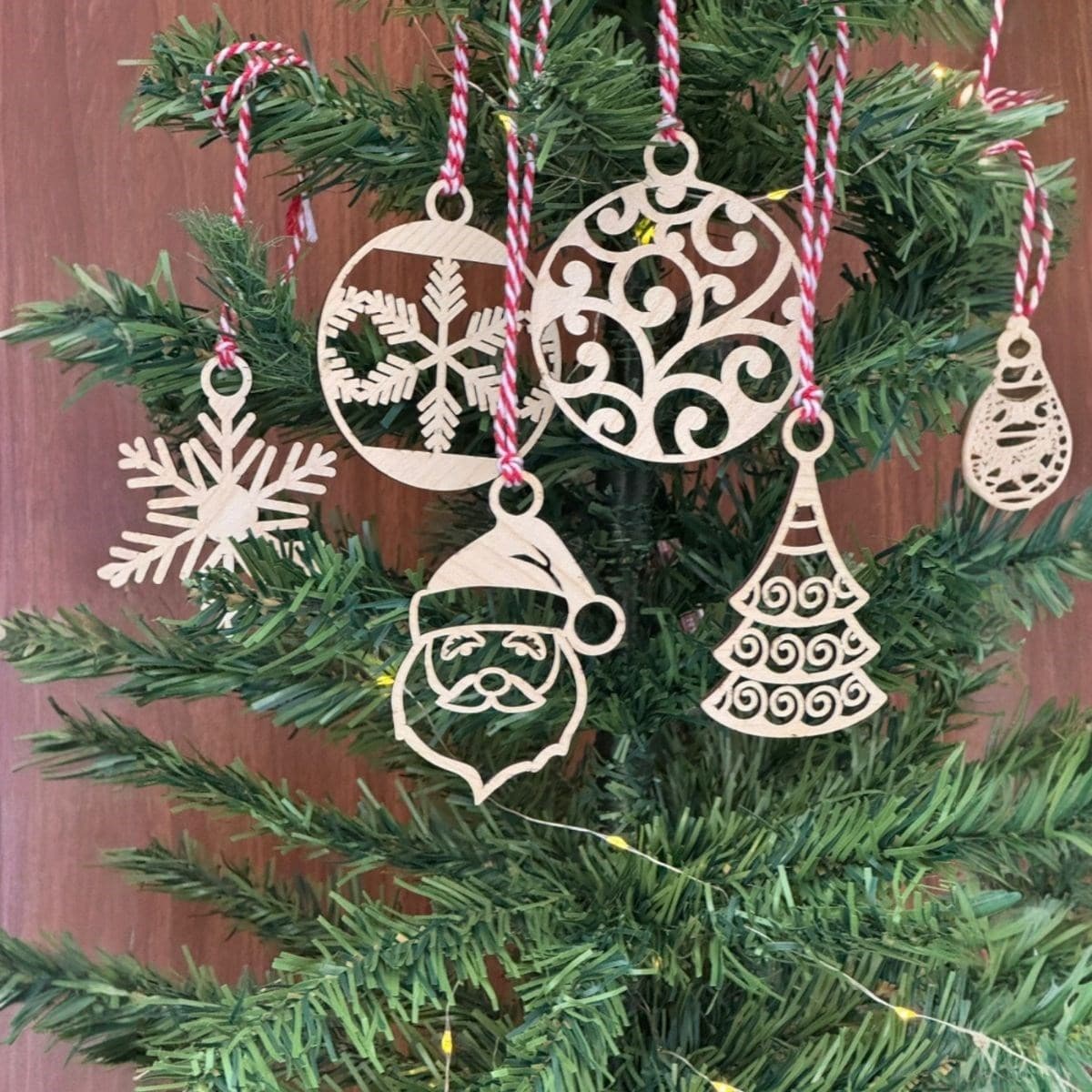 Roichil® 6 Parça Kırmızı Beyaz İpli Noel Babalı ve Kar Tanesi Model Ahşap Yılbaşı Ağaç Süsü